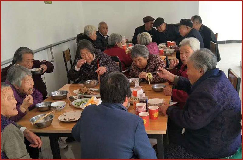 迁安市祺福老年公寓-老人们每周一次会餐.jpg