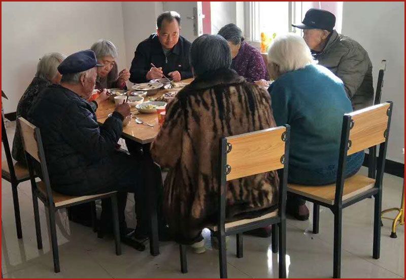 迁安市祺福老年公寓-老人们-每周一次会餐.jpg
