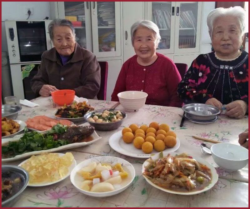 过节会餐-迁安市夕阳红老年公寓.jpg