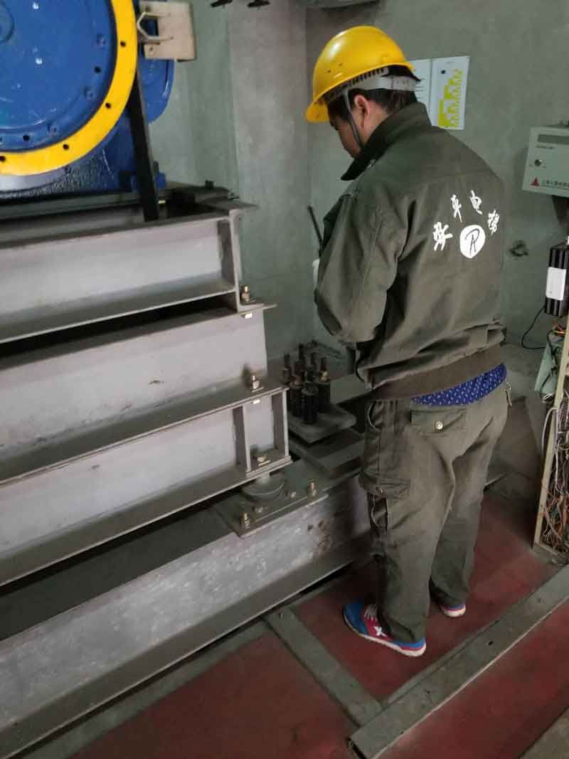 直梯维修抢险实拍-3.jpg