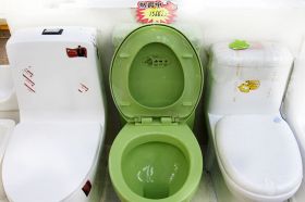迁安廉价灯具城洁具系列绿色马桶热卖中(香港叮当猫）